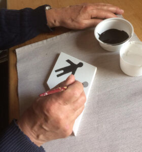 Familie Hampe beim Bemalen