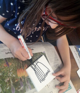 Katharina bemalt ihr Puzzle