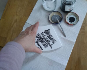 Leena erstellt ein Kunstwerk