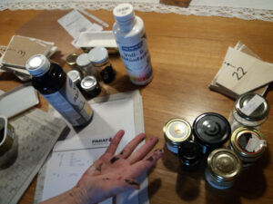 Puzzleteile und Farbe vorbereiten zum Verteilen