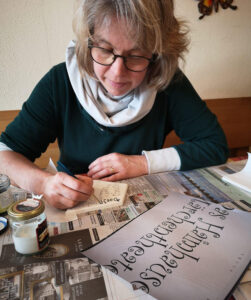 Angela beim Malen für das Team Märchentheater