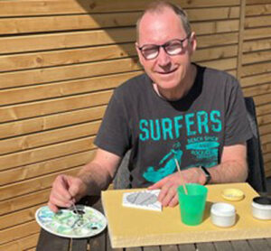 Christian bemalt sein Puzzle