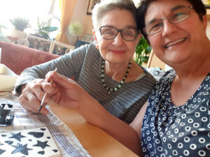 Christiane und Günay stellen das Puzzleteil fertig