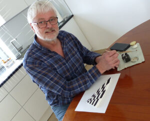 Uli beim Bemalen des Puzzleteils