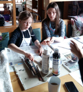 Helene und Julia beim Malen