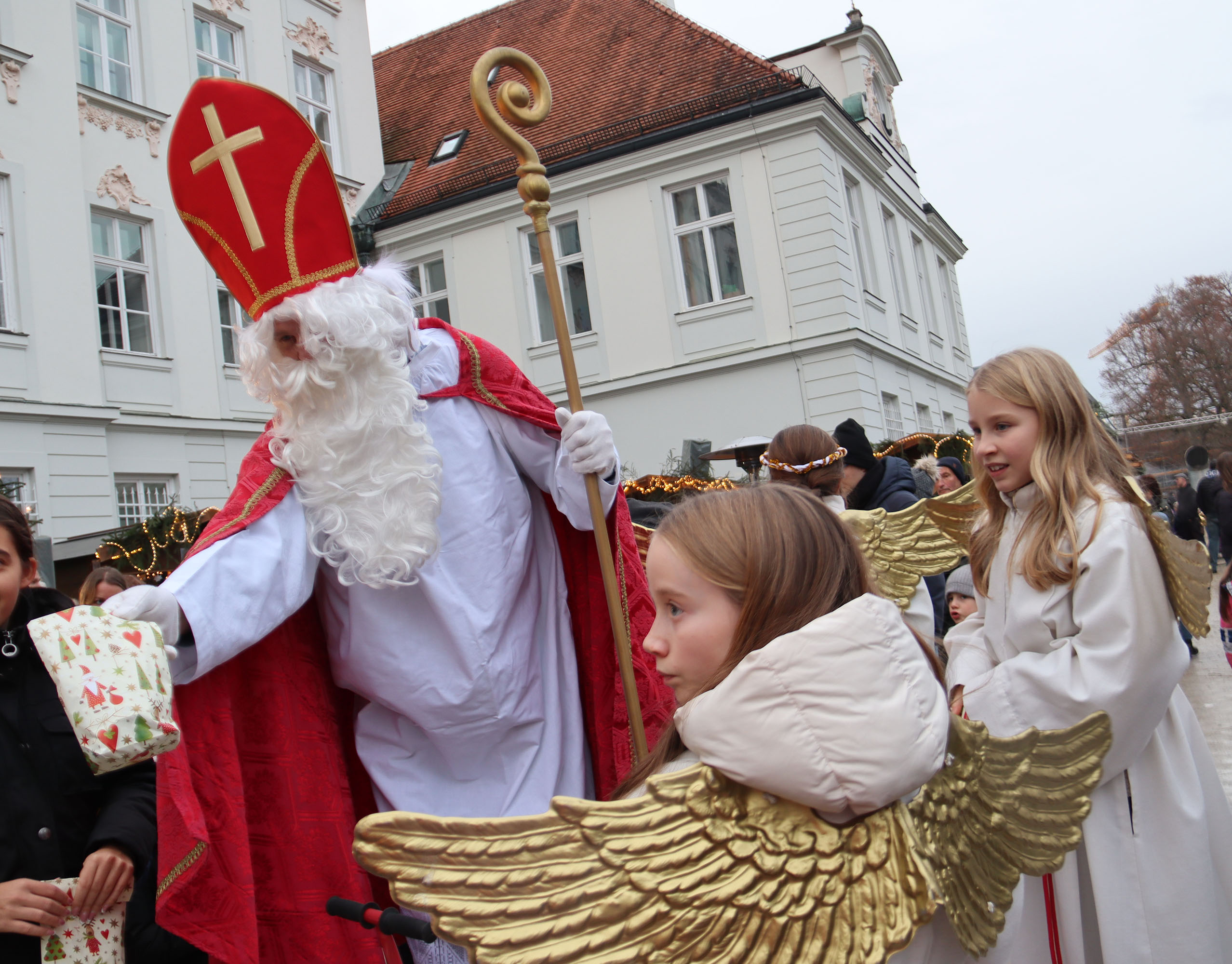 Nikolaus am Weihnachtsmarkt